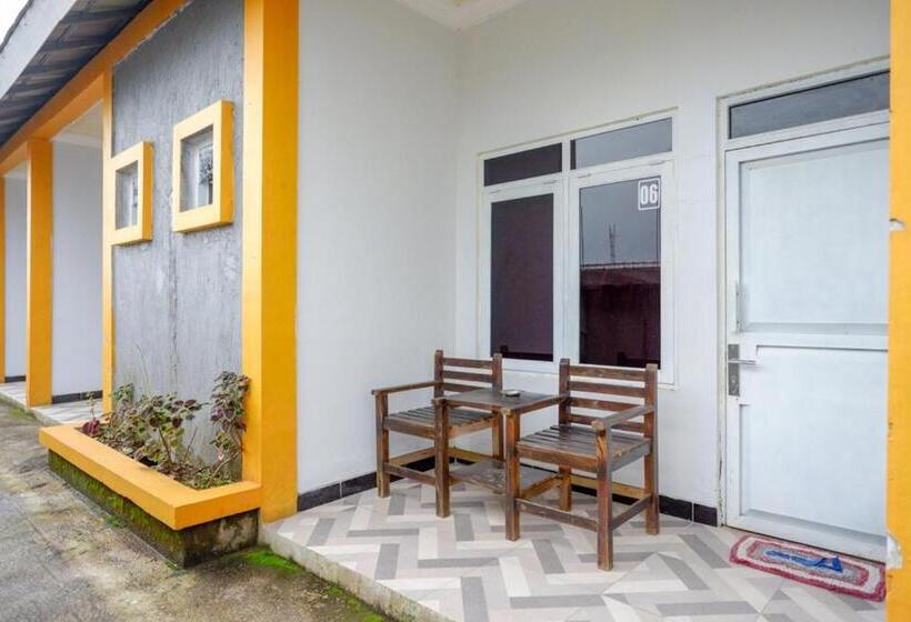 Отель Reddoorz Near Candi Cetho Karanganyar