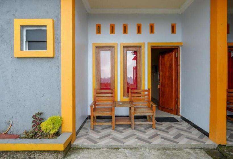 Отель Reddoorz Near Candi Cetho Karanganyar