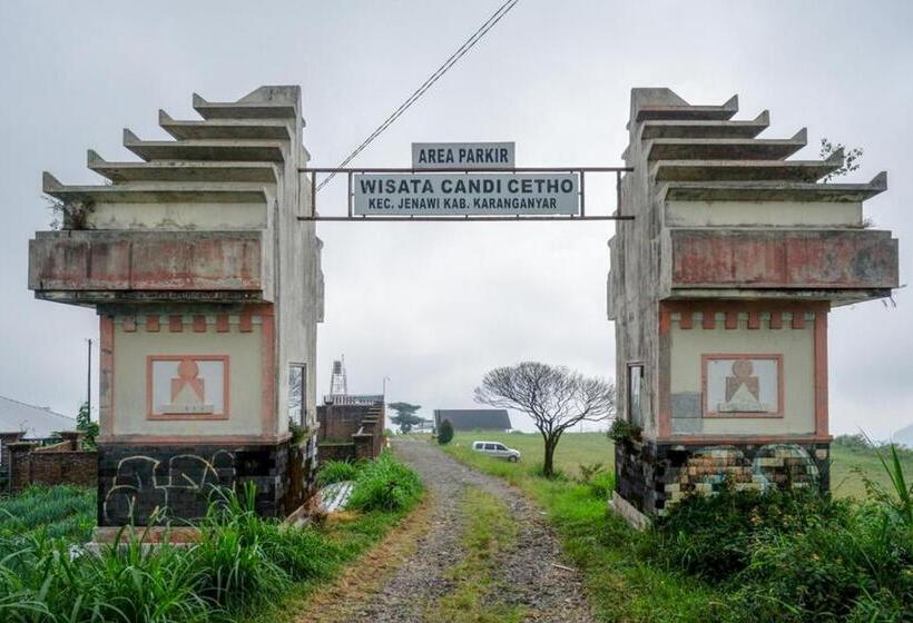 Отель Reddoorz Near Candi Cetho Karanganyar