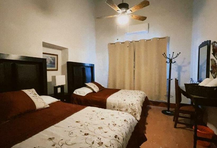 پانسیون Hostal La Española Parras