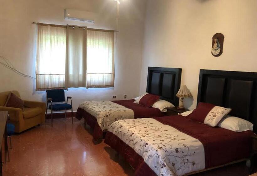 پانسیون Hostal La Española Parras