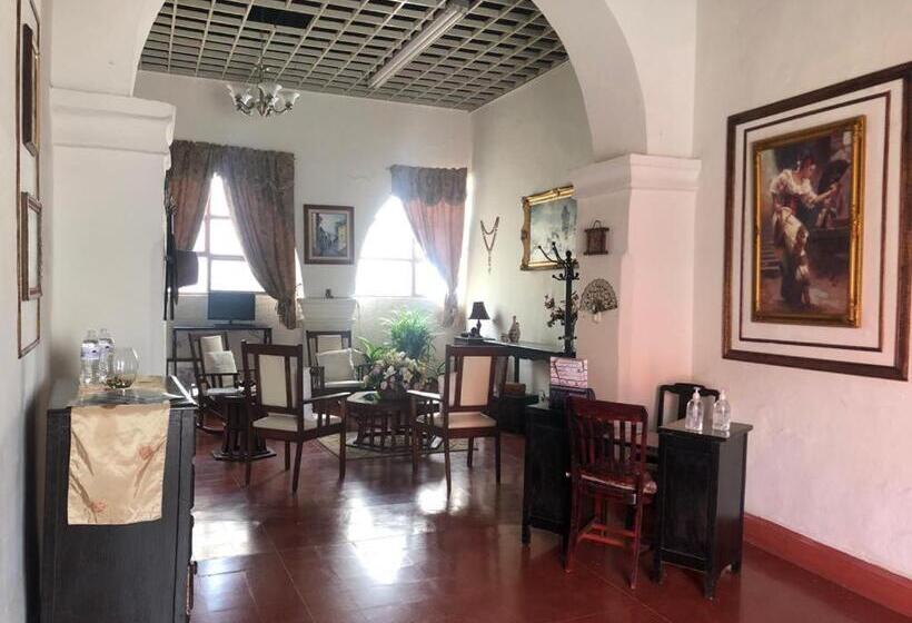 پانسیون Hostal La Española Parras