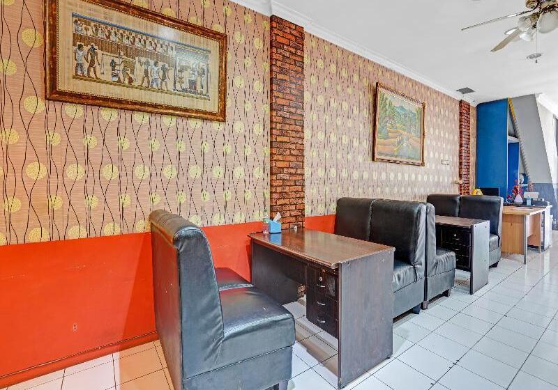 Otel Spot On 90403 Gosepa Ngagel