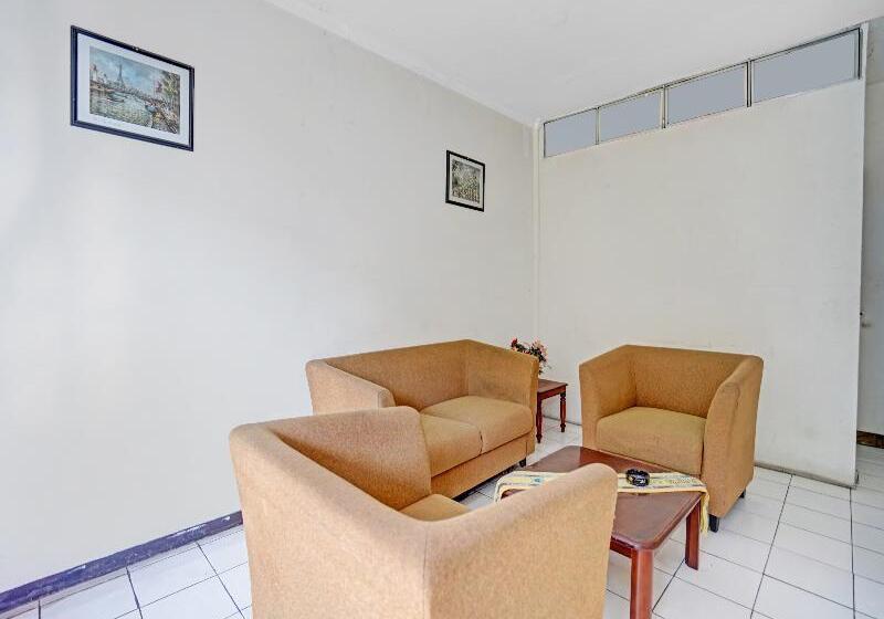 Otel Spot On 90403 Gosepa Ngagel