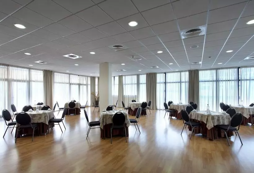 هتل Exe Sevilla Palmera