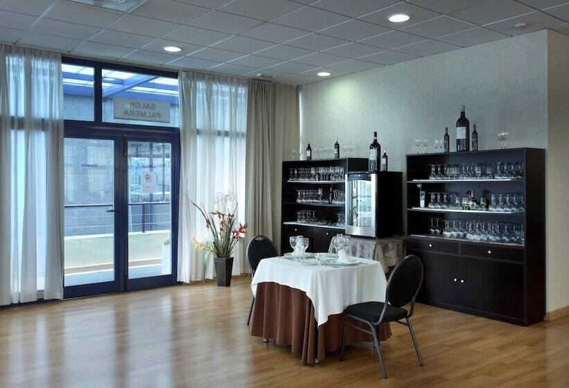 Отель Exe Sevilla Palmera