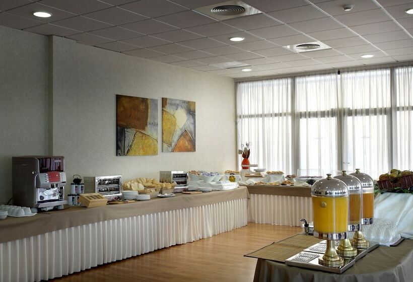 Отель Exe Sevilla Palmera