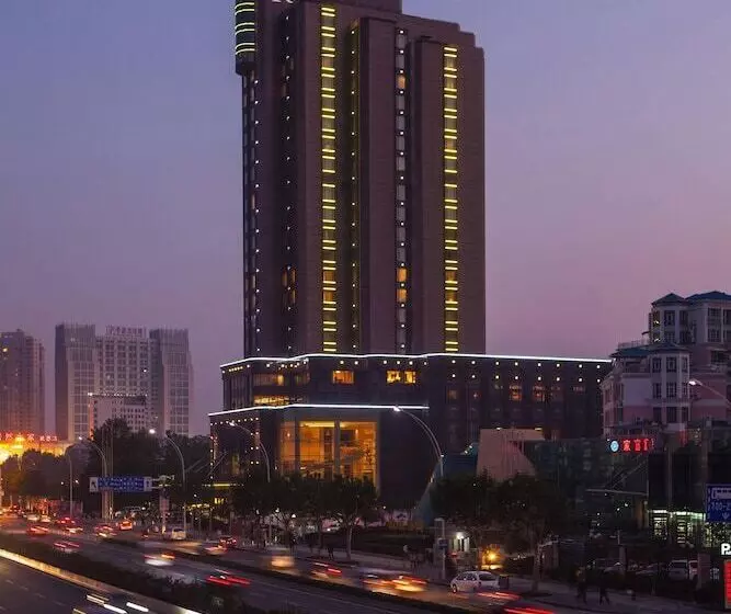 Отель Renaissance Wuhan