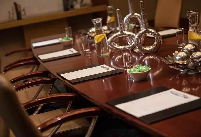 Отель Renaissance Wuhan