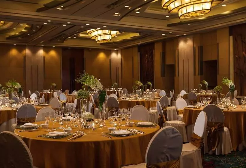 Отель Renaissance Wuhan