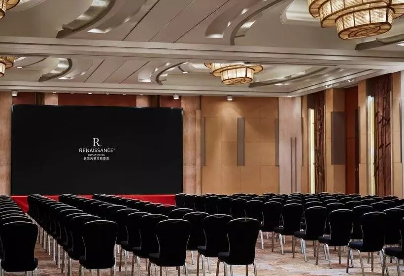 Отель Renaissance Wuhan