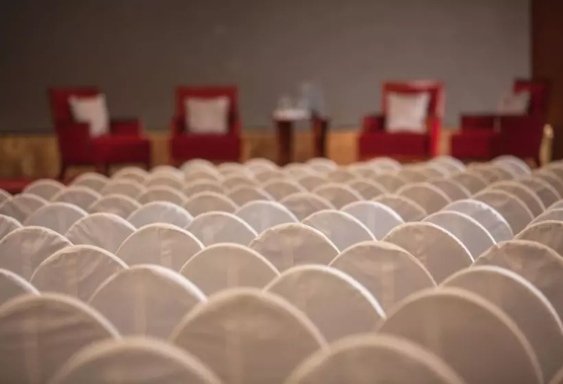 Отель Renaissance Wuhan