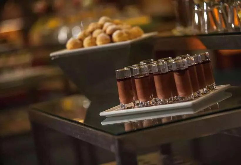 Отель Renaissance Wuhan