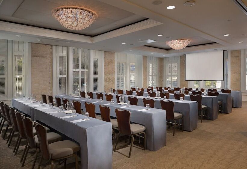 هتل Valencia Riverwalk