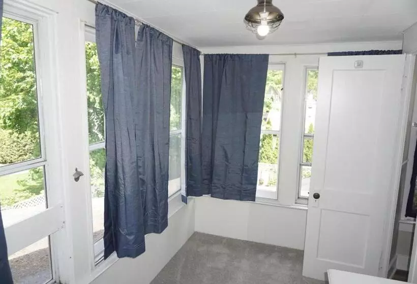 Aamiaismajoitus (B&B) Charlevoix House  The Northside