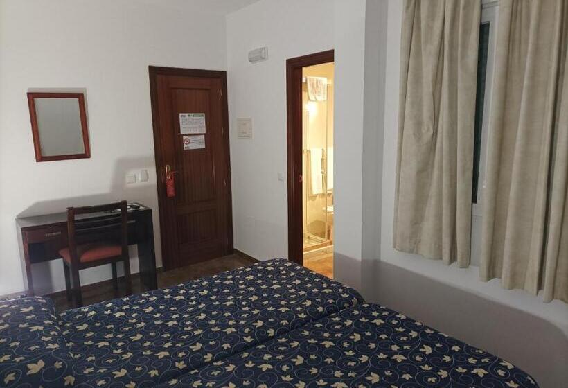 פנסיון Hostal San Cayetano