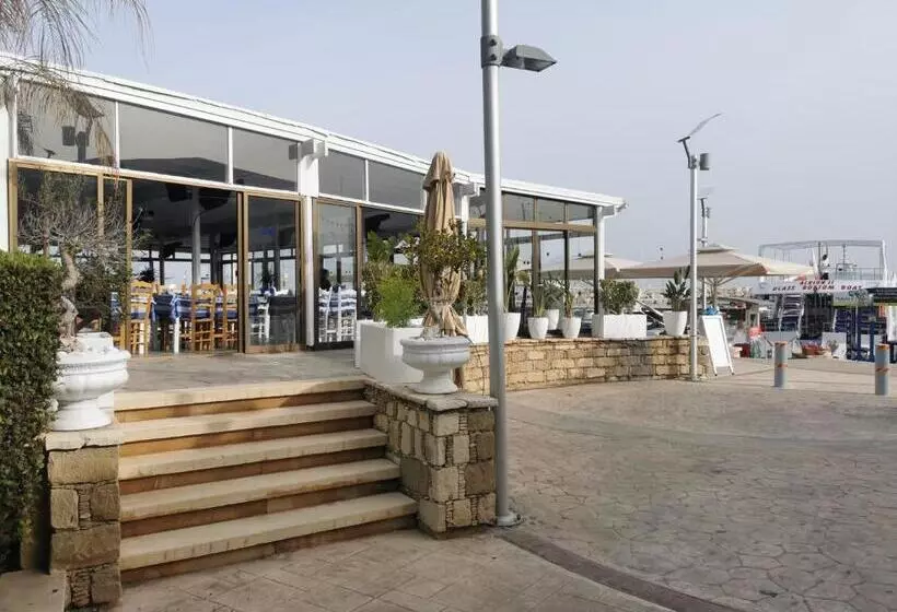 Hotelli Y & P Latchi