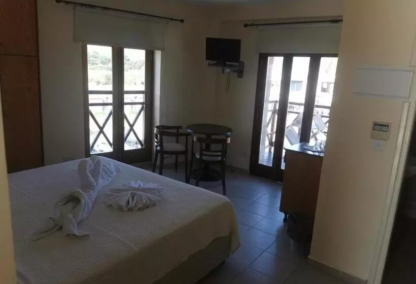 Hotelli Y & P Latchi