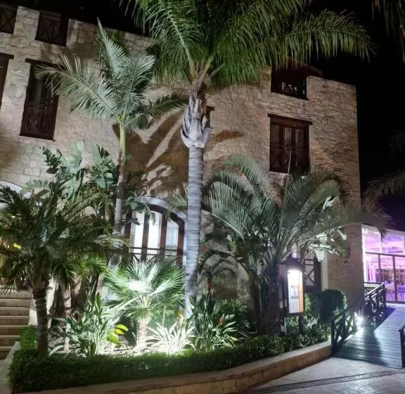 Hotelli Y & P Latchi