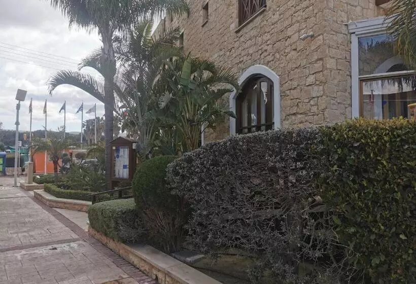 Hotelli Y & P Latchi