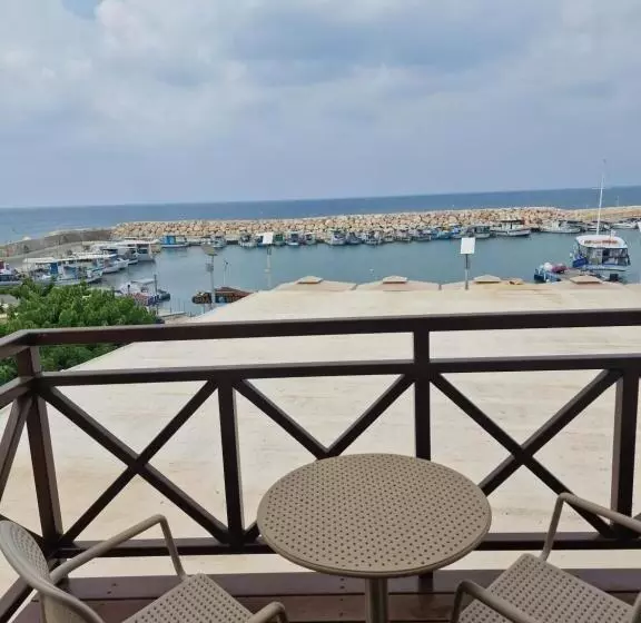 Hotelli Y & P Latchi