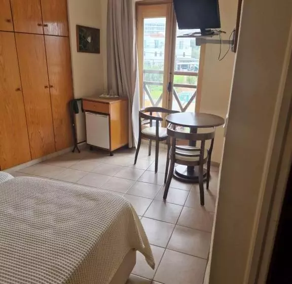 Hotelli Y & P Latchi