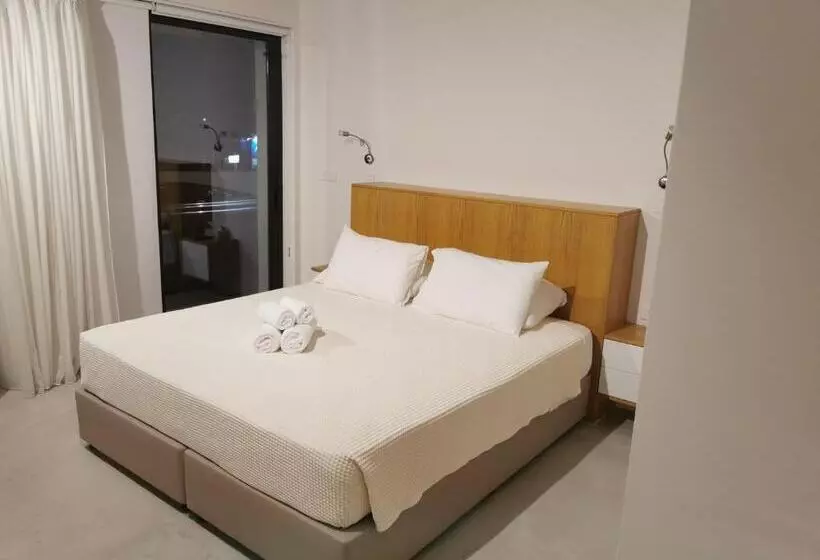 Hotelli Y & P Latchi