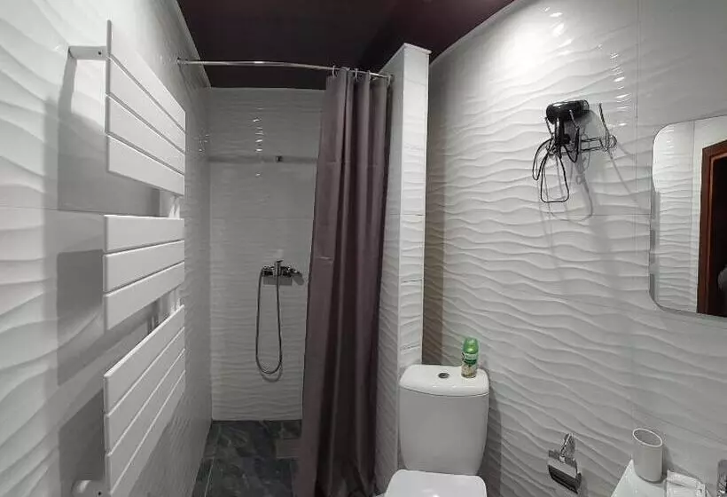 Hotelli коло гір