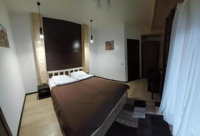 Hotelli коло гір