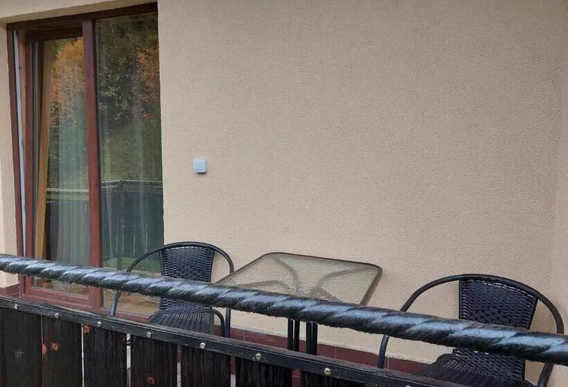 Hotelli коло гір