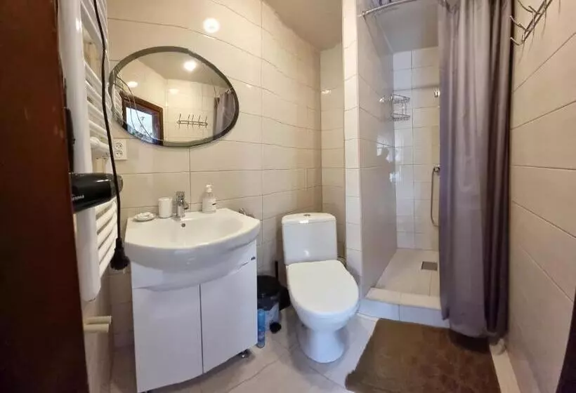 Hotelli коло гір