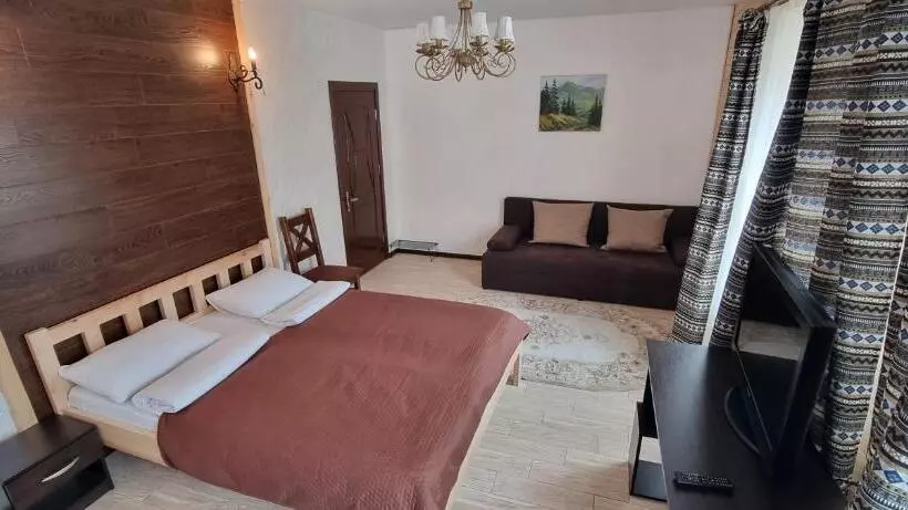 Hotelli коло гір