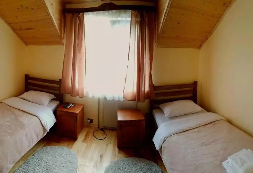 Hotelli коло гір