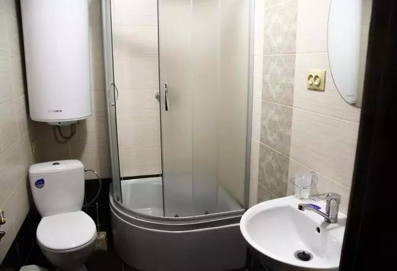 Hotelli коло гір