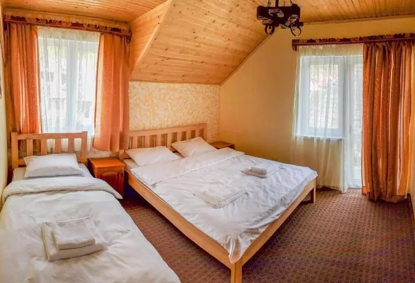 Hotelli коло гір