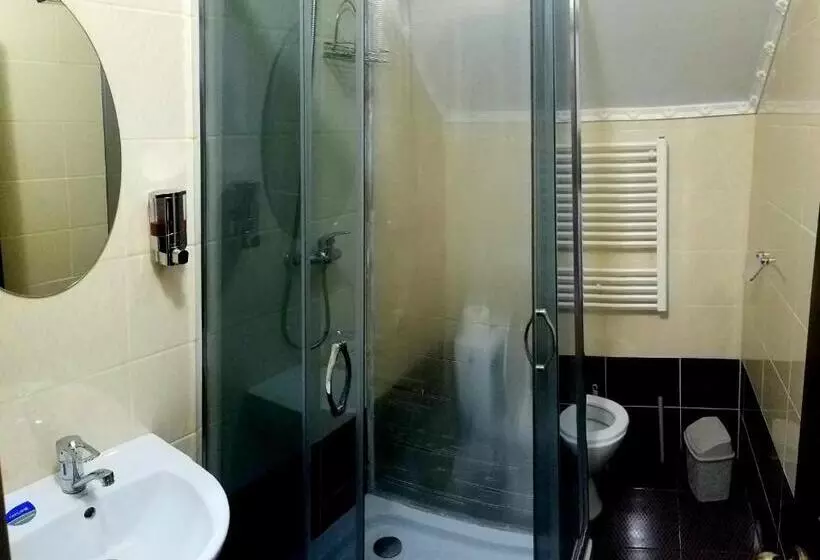 Hotelli коло гір