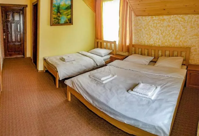 Hotelli коло гір