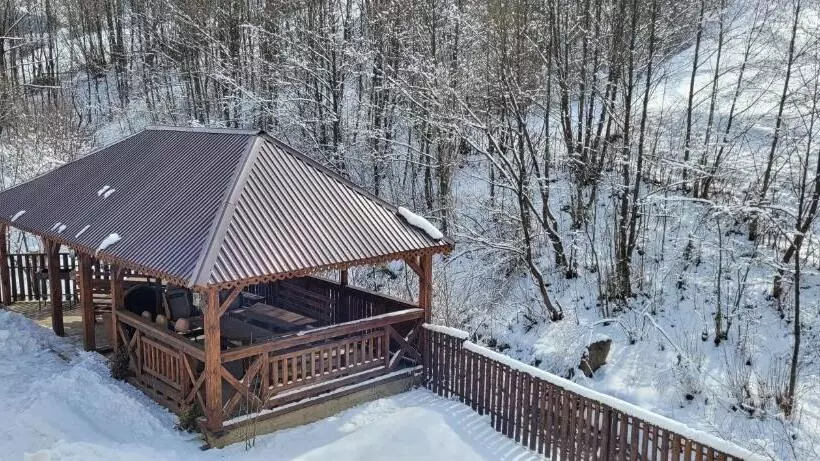 Hotelli коло гір