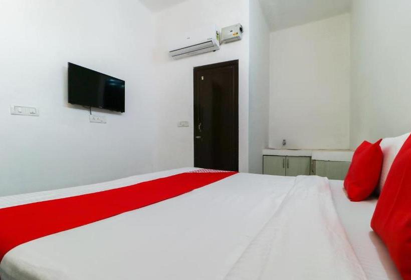 Отель Oyo 60479 The Corner House 200ft Road