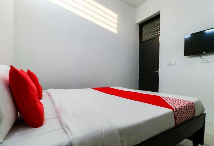 Отель Oyo 60479 The Corner House 200ft Road