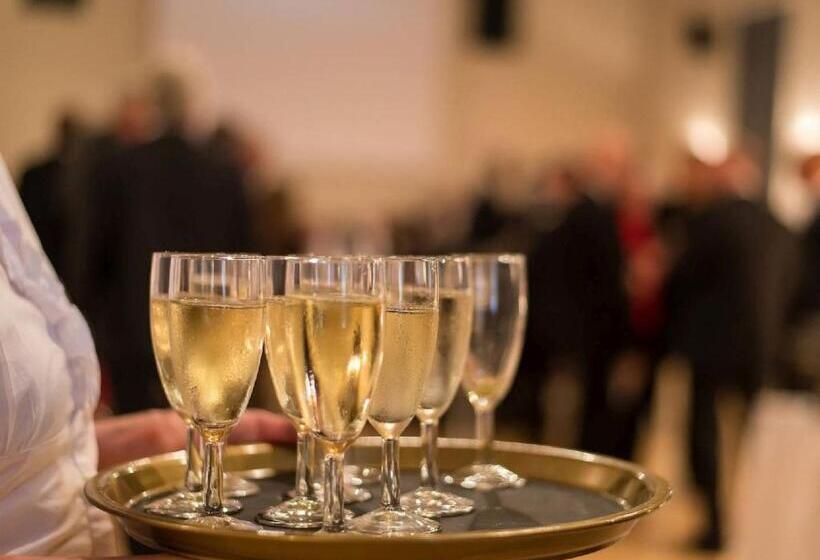 فندق Conditorei Cafe Baier