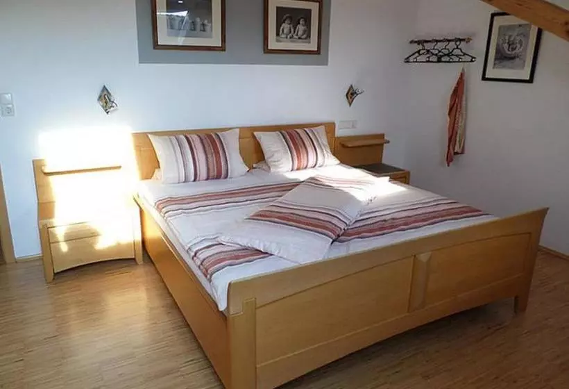ホテル Ferienbauernhof Storchenhäusle