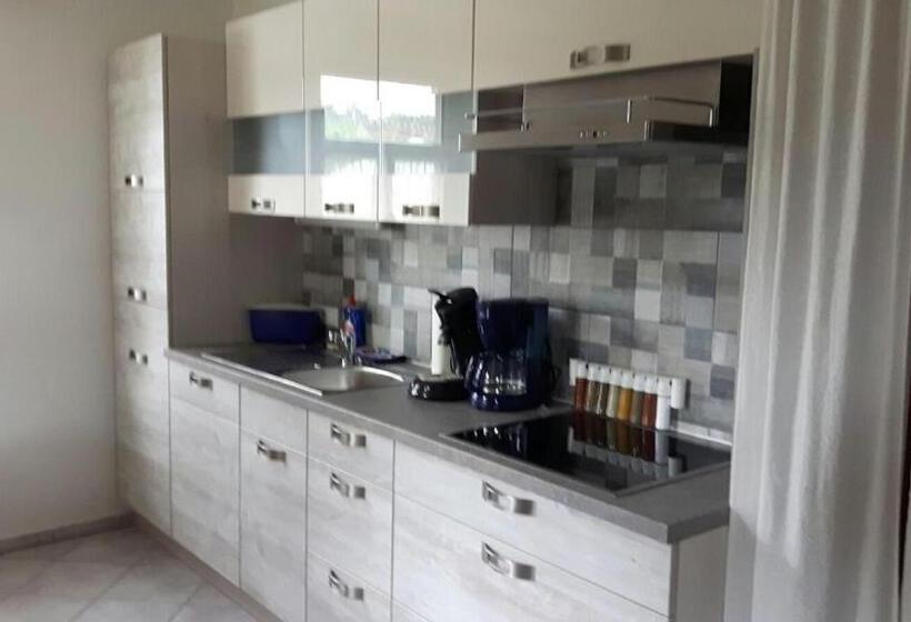 Отель Ferienbauernhof Storchenhäusle