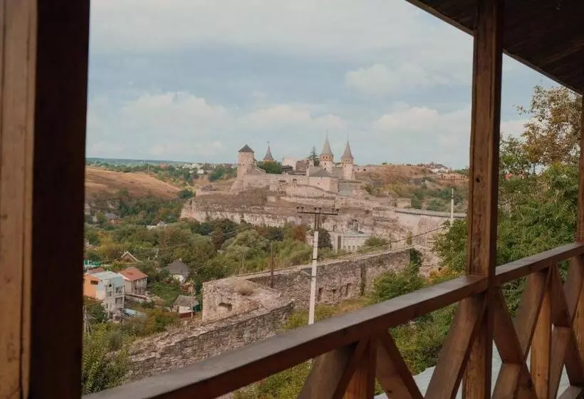 Majatalo будинок з видом на стару фортецю