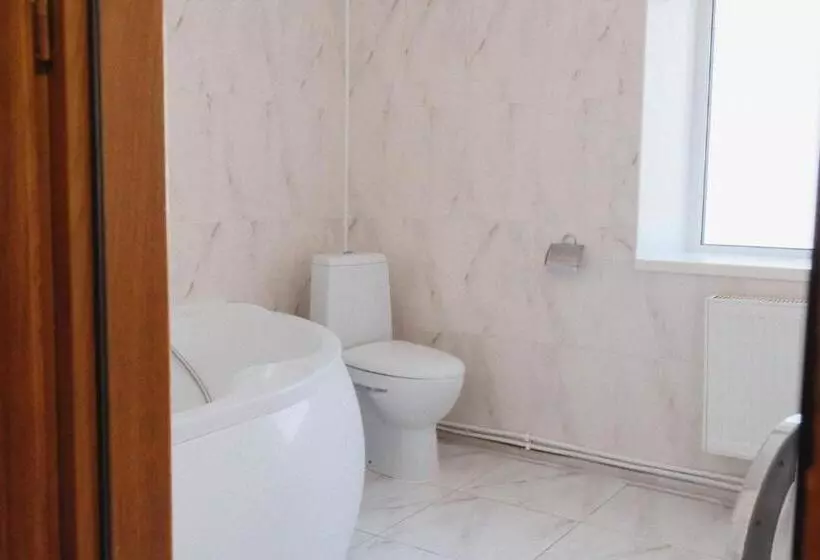 Majatalo будинок з видом на стару фортецю