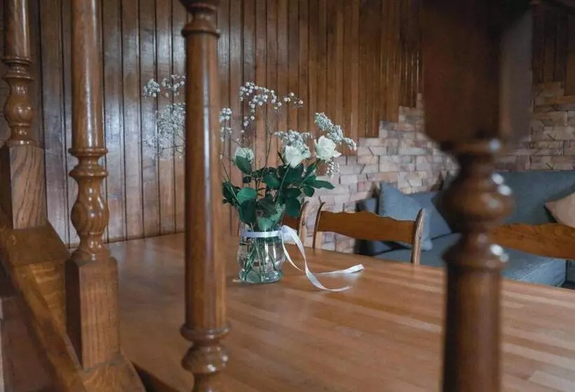 Majatalo будинок з видом на стару фортецю