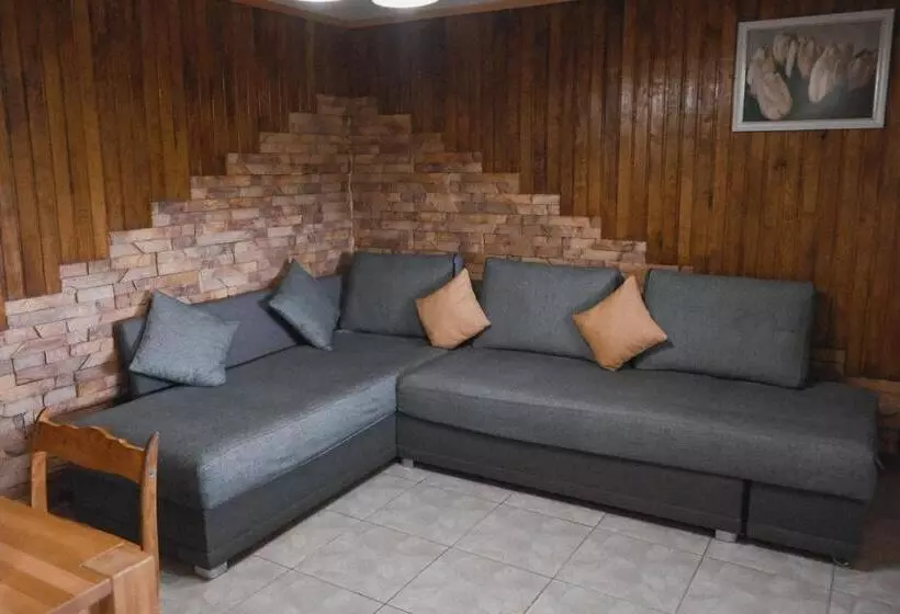 Majatalo будинок з видом на стару фортецю