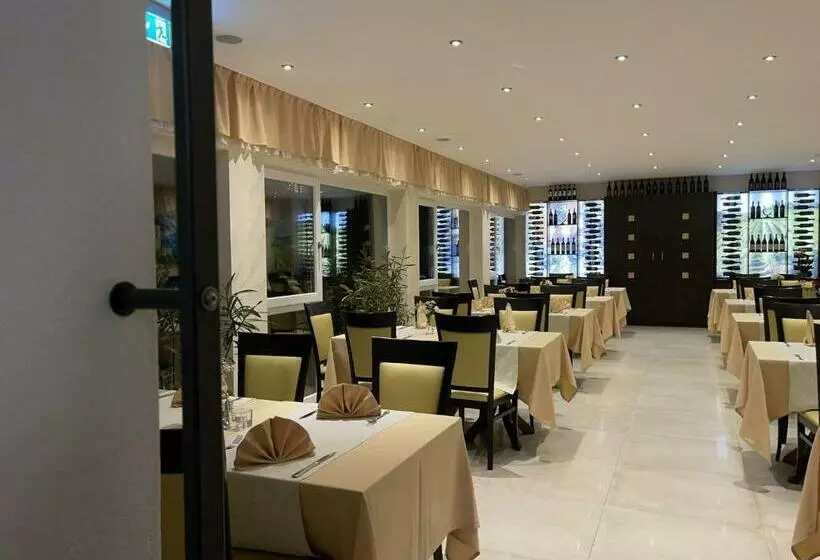 ホテル Amalfi Buttenwiesen