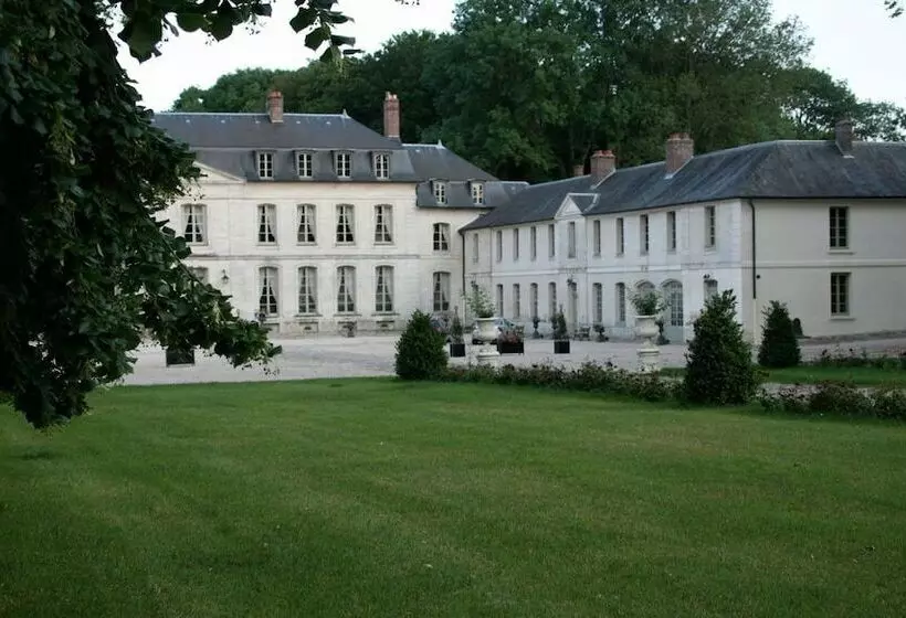 Aamiaismajoitus (B&B) Château De Maudetour