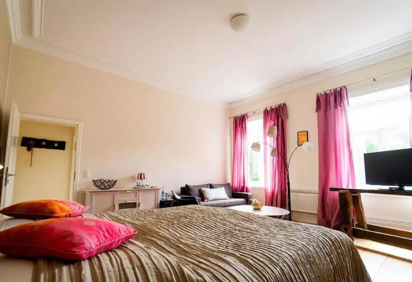 Hotelli Schloss Harkensee